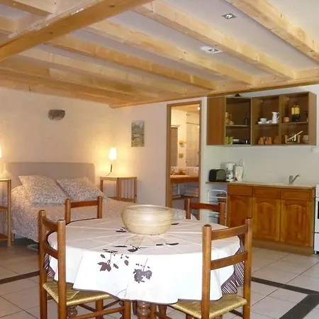 Au Clos Des Arts Bed & Breakfast *